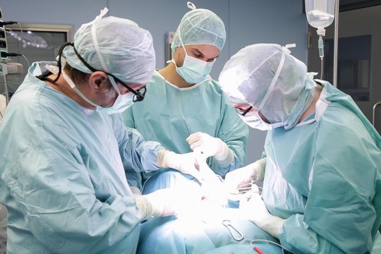 Chirurgieteam bei einer Operation im Krankenhaus Martha-Maria.