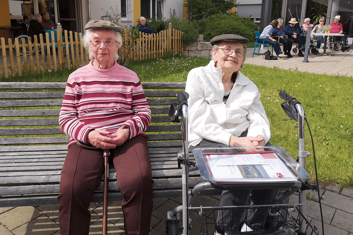 Muttertagskonzert im Garten mit Bewohner