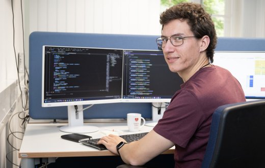 Ein Auszubildender in der Ausbildung zum Fachinformatiker Anwendungsentwicklung