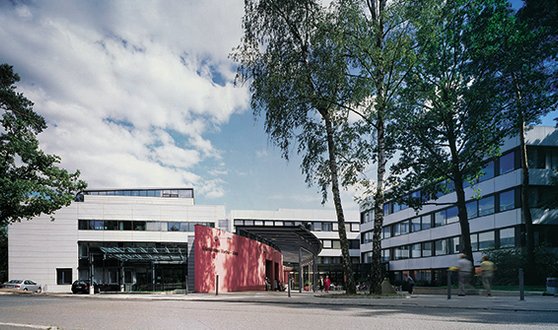 Haupteingang des Krankenhauses Nürnberg mit modernem Gebäude und Bäumen.