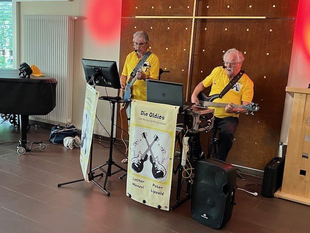 Zwei Musiker spielen Instrumente im Seniorenzentrum Eckental.