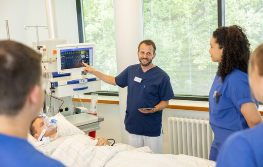 Medizinisches Team diskutiert Patientenüberwachung im Krankenhaus München.