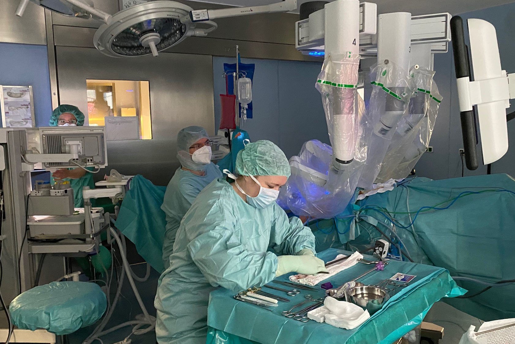 Chirurgisches Team bei roboterassistierter Operation im Operationssaal.