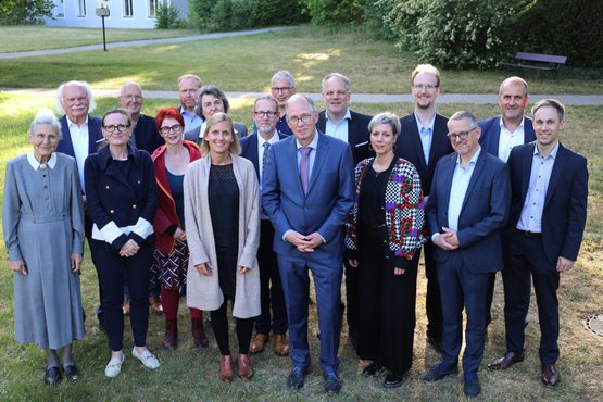Gruppenfoto des Vorstands und Verwaltungsrats des Diakoniewerks Martha-Maria im Freien.