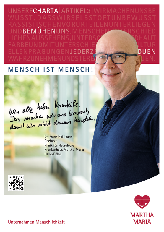 Mann mit Brille lächelt, Text über Vorurteile im Hintergrund.