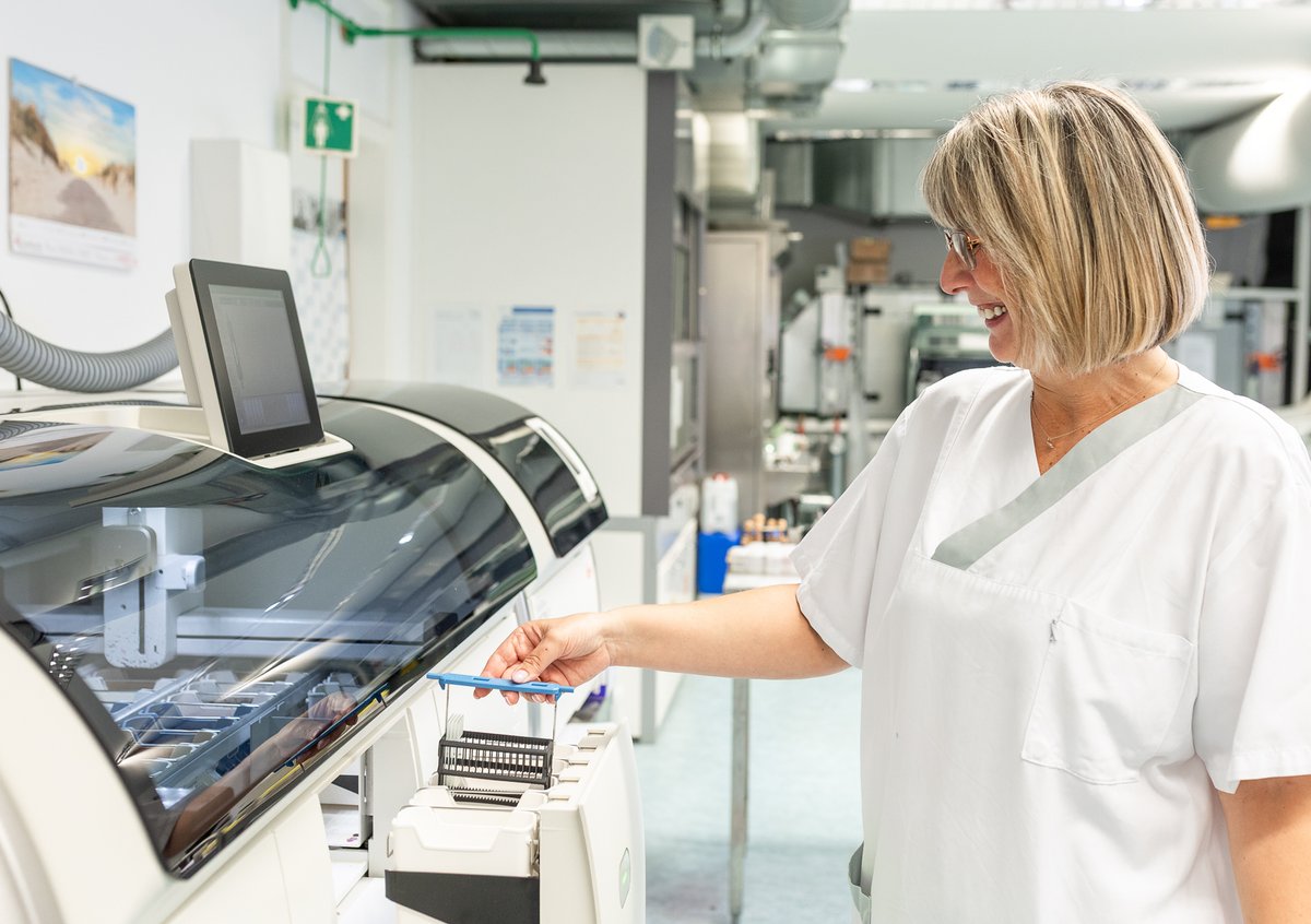 Eine MTLA bei der pathologischen Diagnostik im MVZ Pathologie am Krankenhaus Martha-Maria St. Theresien