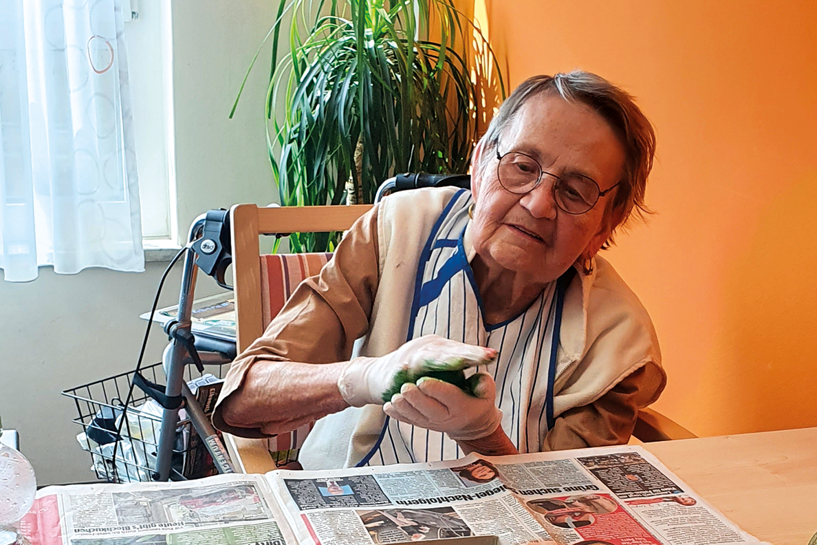 Ostereier werden von Bewohnern gefärbt