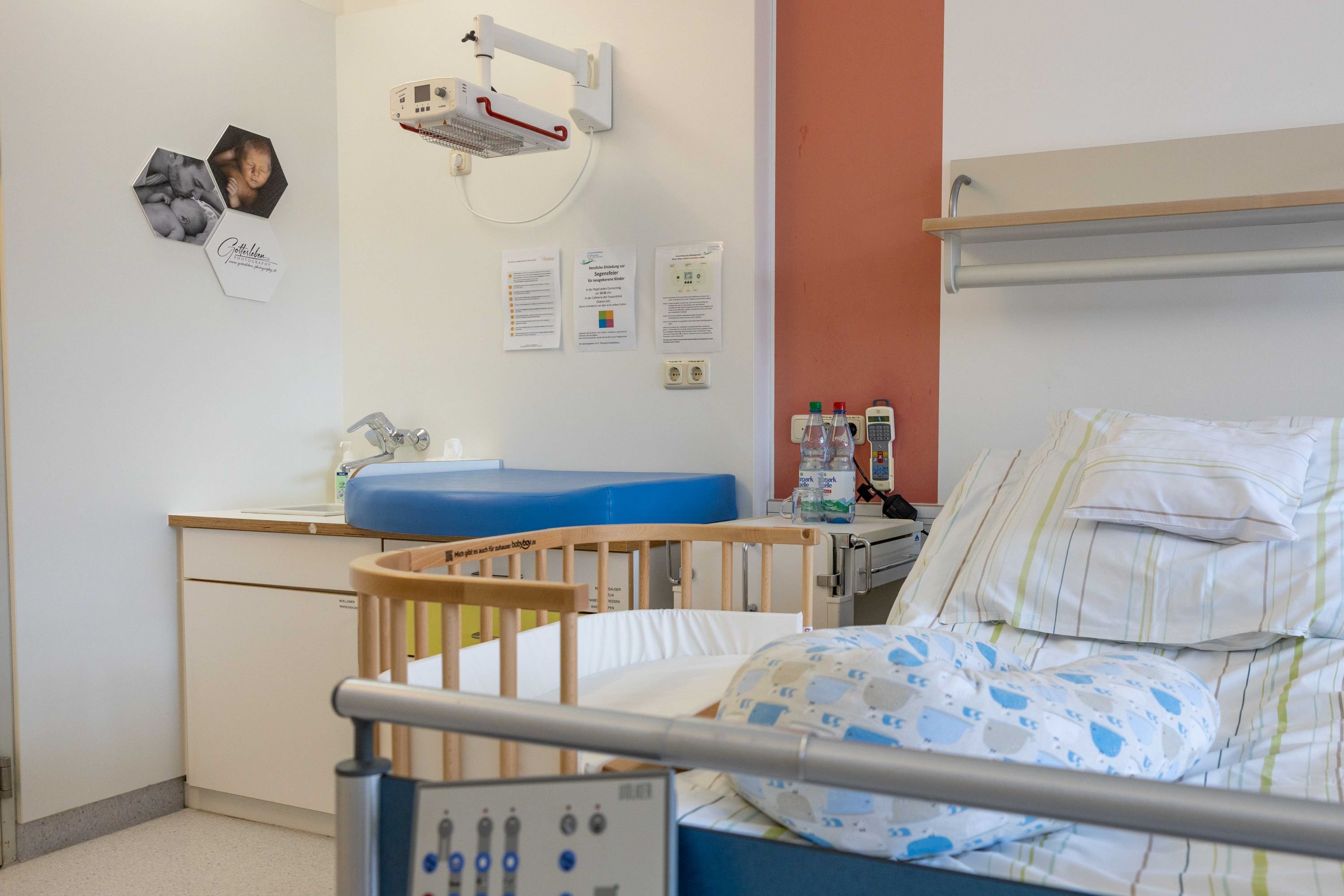Geburtszimmer im Krankenhaus Martha-Maria St. Theresien mit Babybett und Pflegeeinrichtung.