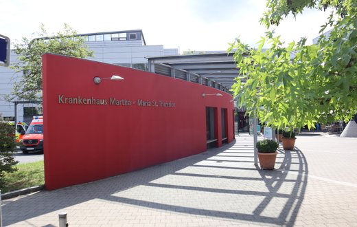 Der Eingangsbereich des Krankenhaus Martha-Maria St. Theresien Standort Martha-Maria in der Stadenstraße in Nürnberg-Erlenstegen.