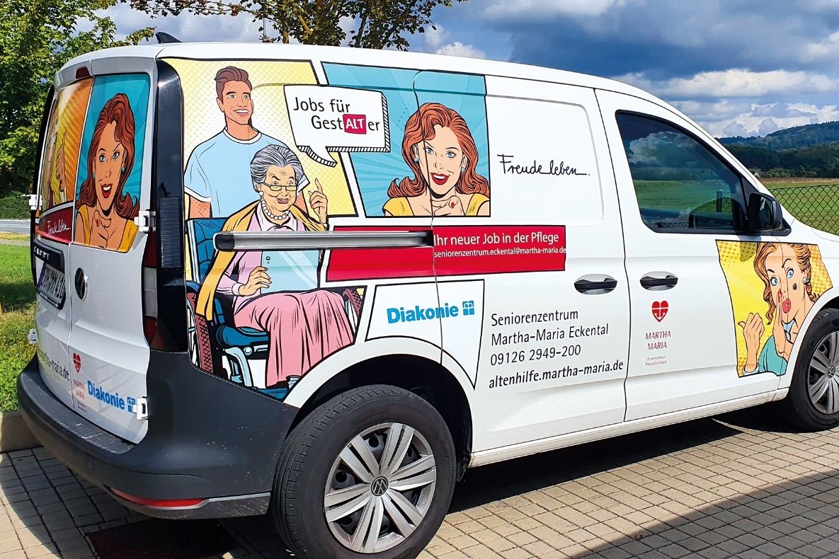 Bunt gestaltetes Auto des Seniorenzentrums Eckental, Werbung für Pflegejobs.