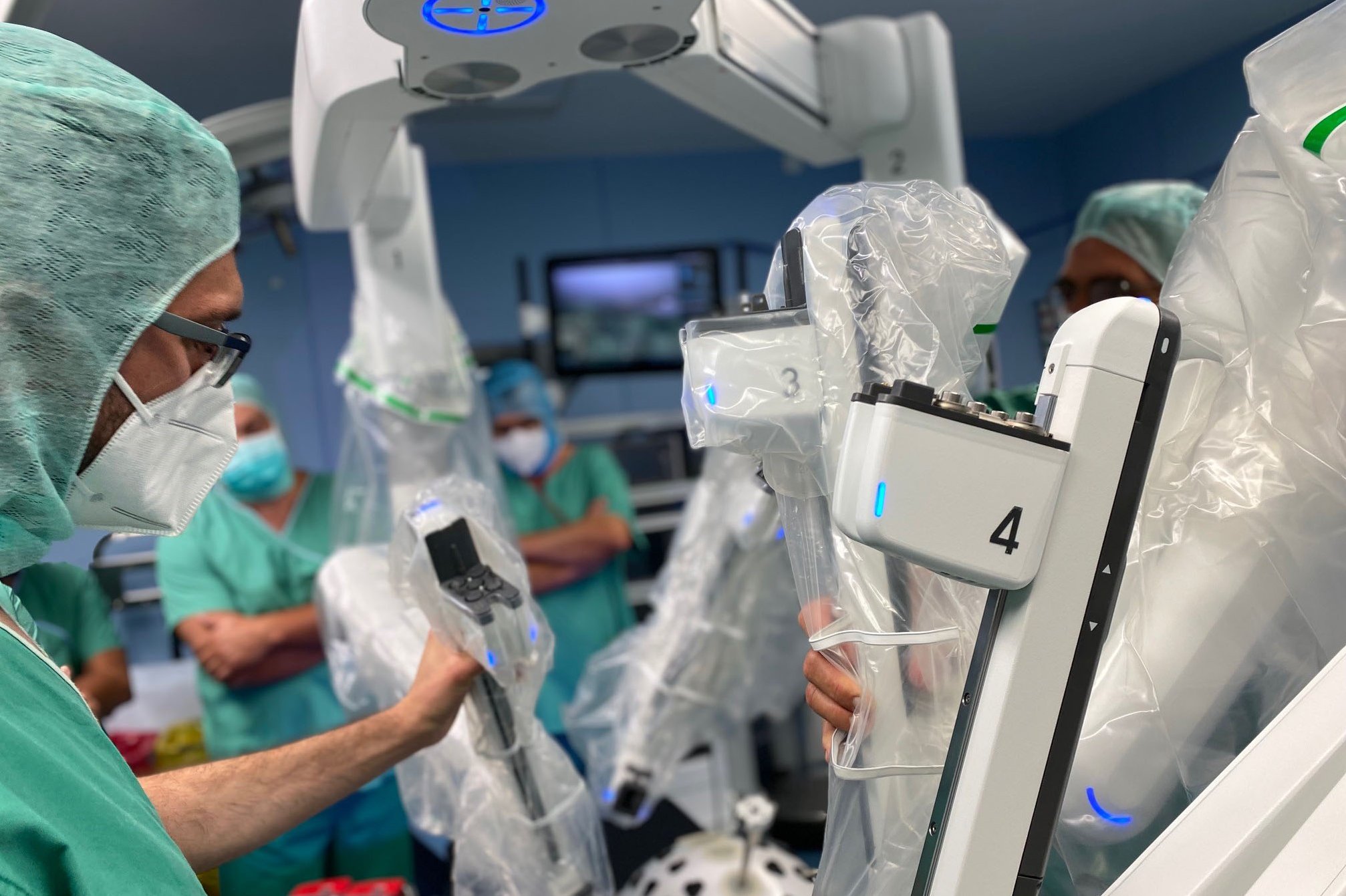 Chirurgen verwenden Robotertechnologie im Operationssaal zur Unterstützung medizinischer Eingriffe.