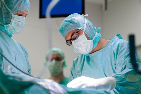 Operation in der Klinik für Orthopädie und Unfallchirurgie am Krankenhaus Martha-Maria St. Theresien Standort Mommsenstraße