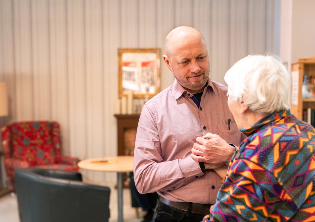 Einrichtungsleitung Bertram Neumann im Gespräch mit einer Bewohnerin im Seniorenzentrum Martha-Maria Nürnberg