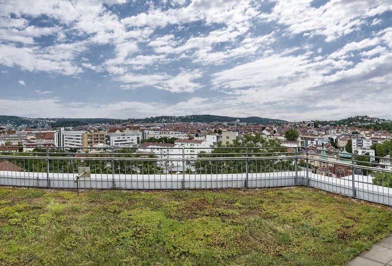 Panoramablick auf Stuttgart vom Seniorenzentrum Stuttgart mit grünem Dachgarten.