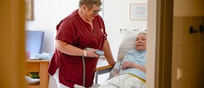 Unsere Pflegekräfte leisten pflegerische und ärztliche Unterstützung im Seniorenzentrum Martha-Maria Wüstenrot