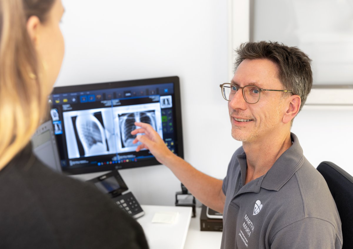 Dr. Hans Huttner im Patientengespräch im MVZ Martha-Maria Lungenzentrum