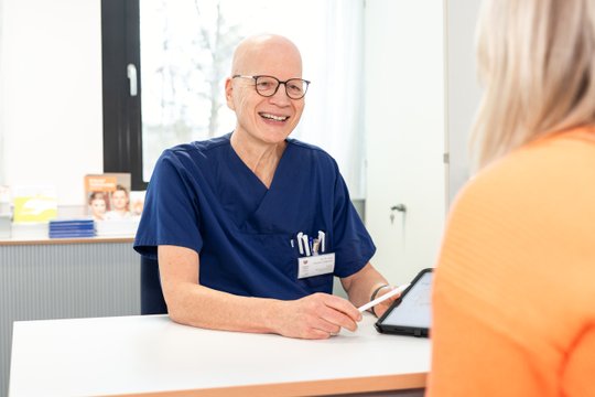 Ein Beratungsgespräch mit Dr, Andreas Stegmaier in der Medizinischen Klinik II Gastroenterologie am Krankenhaus Martha-Maria St. Theresien