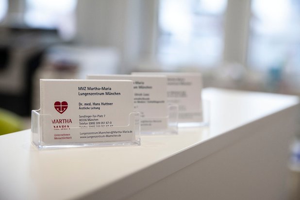 Visitenkarten am Empfang des MVZ Martha-Maria Lungenzentrum