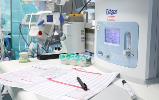 Moderne OP-Ausrüstung im Krankenhaus Martha-Maria Nürnberg, High-Tech-Anästhesiegeräte.