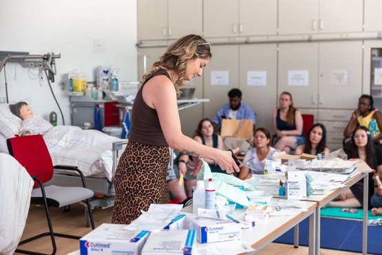 Wundexpertin Stephanie Schönner hält eine Wundschulung in der Berufsfachschule für Pflege am Krankenhaus Martha-Maria St. Theresien.