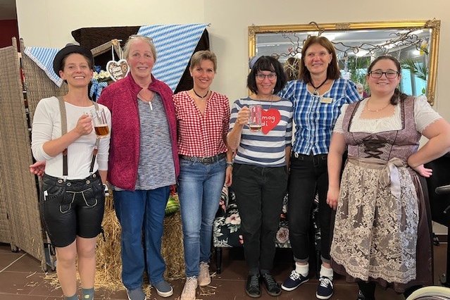 Team des Seniorenzentrums Eckental in Trachten bei einem Fest.