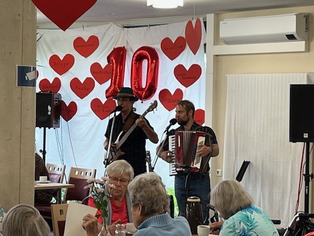 Musiker spielen für Senioren im Seniorenzentrum Eckental bei Jubiläumsfeier.
