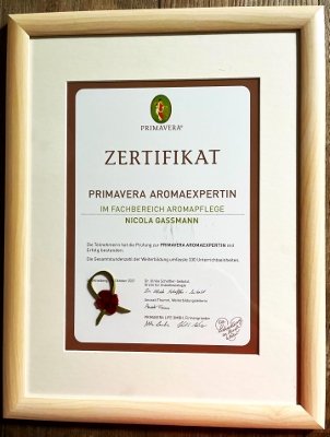 Die Aromaurkunden zur Zertifizierung von Nicola Gassmann am Seniorenzentrum Martha-Maria Lichtenstein-Honau.