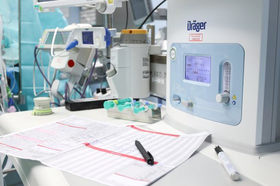 Moderne OP-Ausrüstung im Krankenhaus Martha-Maria Nürnberg, High-Tech-Anästhesiegeräte.