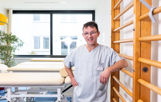 Norbert Frosch leitet die Therapie-Abteilung am Krankenhaus Martha-Maria St. Theresien